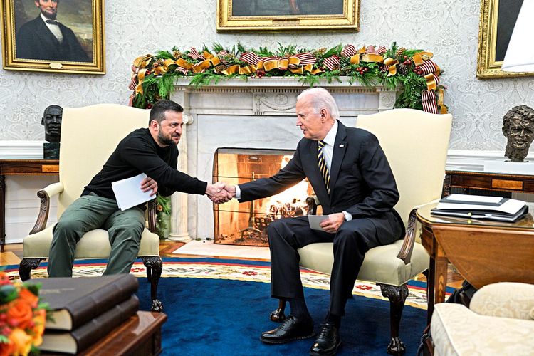 Gastgeber Joe Biden und Wolodymyr Selenskyj beim Handshake im Oval Office.
