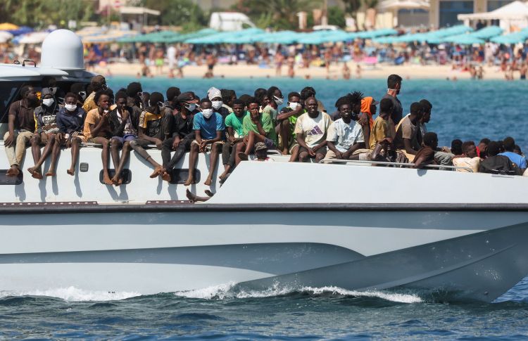 Von der italienischen Küstenwache gerettete Flüchtlinge und Migranten werden nach Lampedusa gebracht.