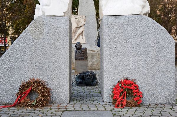 Republik-erf-llt-laut-brisantem-Gutachten-antifaschistischen-Auftrag-nicht