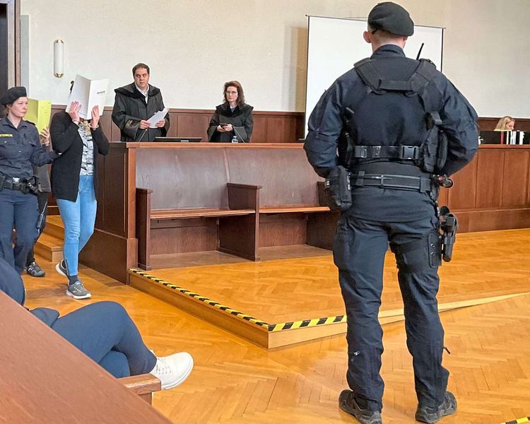 Die beiden Angeklagten werden von Justizwachebeamten in den Schwurgerichtssaal im Landesgericht Krems geführt.