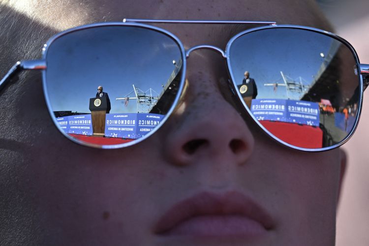 Redner Biden spiegelt sich in der Sonnenbrille einer Zuhörerin