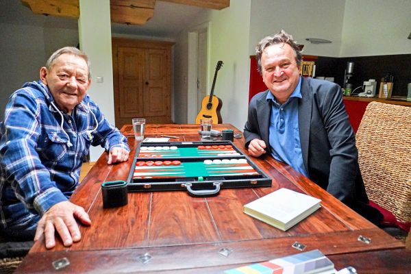 Rockstar-und-Grantler-Eine-Runde-Backgammon-mit-Hanno-Settele-und-Wolfgang-Ambros