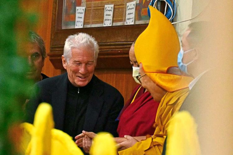 Richard Gere ist seit langer Zeit praktizierender Buddhist. In Paul Schraders 