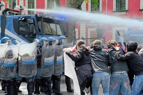 Krawalle-bei-Demonstration-zum-1-Mai-in-Turin