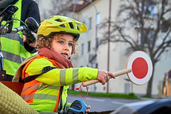 Die-Kinder-aufm-Radl-k-nnen-nichts-daf-r
