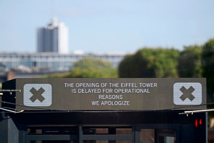 Ein Schild am Eiffelturm in Paris, Frankreich, informiert am 7. September 2026 über eine Verzögerung der Öffnung aus betrieblichen Gründen, mit der Aufschrift: „The opening of the Eiffel Tower is delayed for operational reasons. We apologize.“