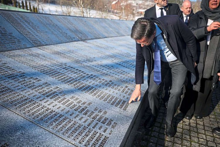 Der niederländische Premier Mark Rutte besuchte am Montag das Monument für die Opfer des Massakers von Srebrenica.