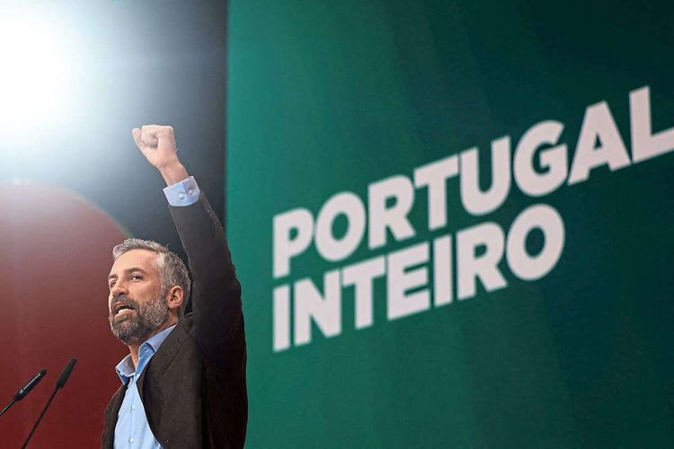Pedro Nuno Santos hebt beim Parteitag der portugiesischen Sozialisten die linke Faust empor.