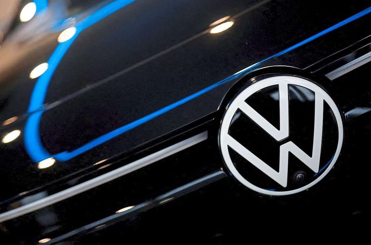 VW verkauft in Deutschland mehr E-Autos als Tesla - IT-Business -   › Web