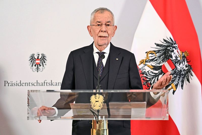 Bundespräsident Van der Bellen für Wehrdienstverlängerung