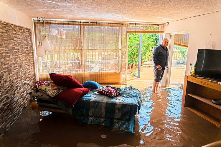 Ein Mann in einem überschwemmten Haus