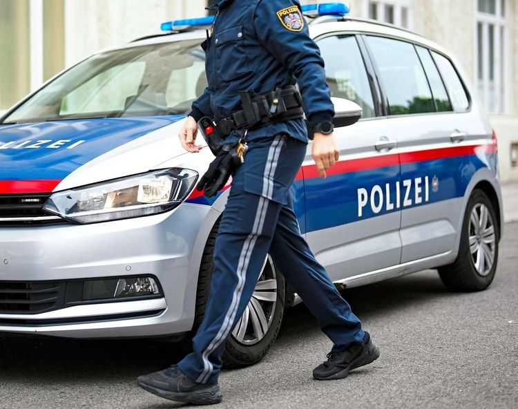 Polizist vor Polizeiauto