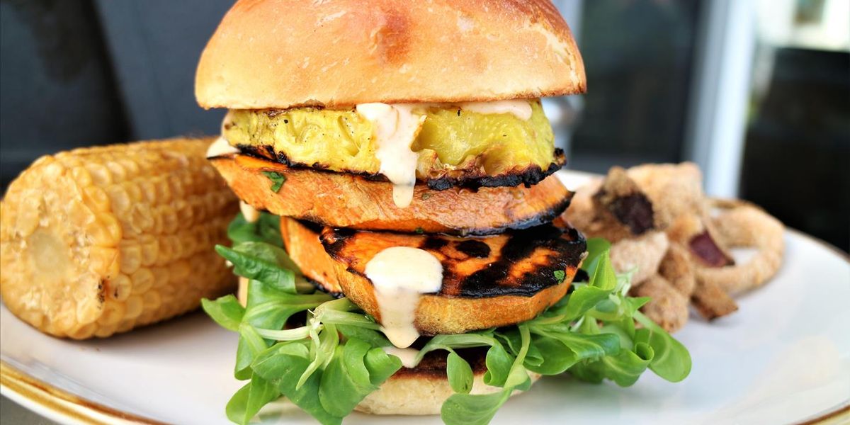 Vegetarischer Burger vom Grill: Süß-würzig mit Ananas und Süßkartoffeln ...