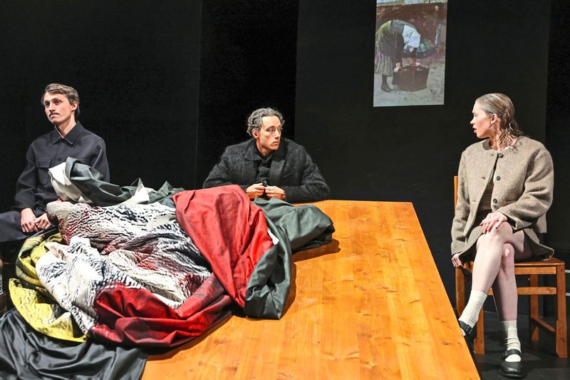 Anaïs Clerc erzählt im Theater Drachengasse vom Ungesagten in Familien