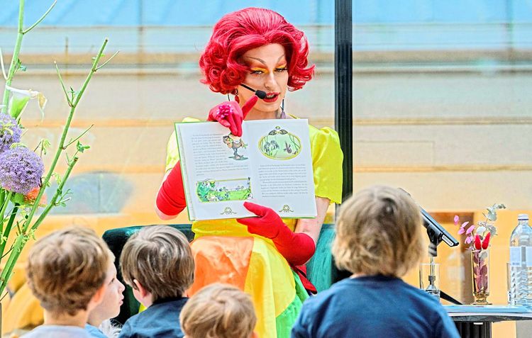 Kinderbuchlesung im Parlament mit Dragqueen Candy Licious