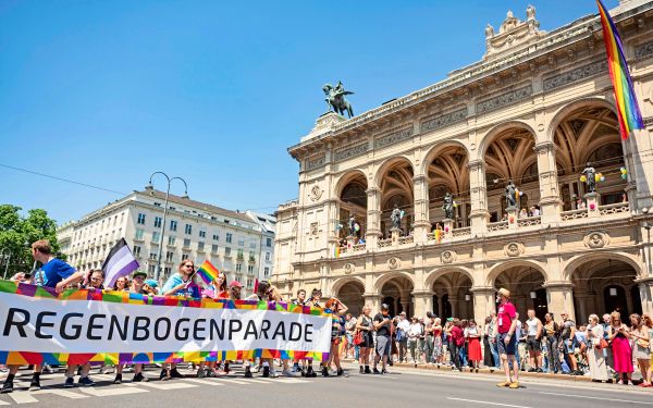 Zwischen-Pride-und-Party-Wie-politisch-ist-die-Regenbogenparade-noch-