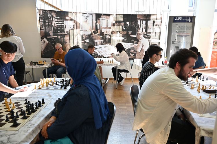 Schachspielende in der Hauptbücherei Wien