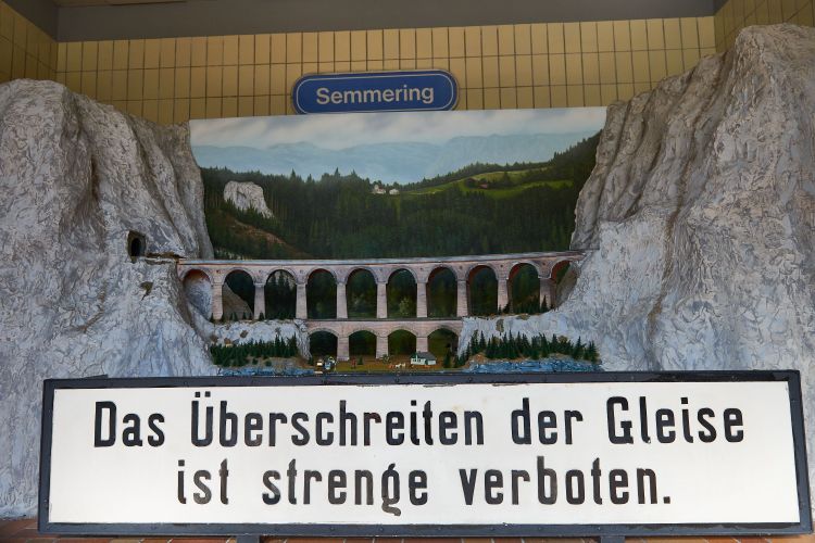 Ein Bild von einem Modell der Gehga-Bahn mit einem Schild davor auf dem steht: 