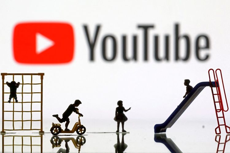 Miniaturfiguren vor einem Youtube-Logo.