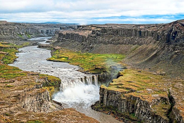 Fluss mit Wasserfall in Island