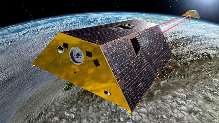 Eine künstlerische Darstellung von zwei Satelliten im Weltraum, die mit roten Laserstrahlen verbunden sind. Die Satelliten sind mit Solarzellen bedeckt und bewegen sich über der Erdoberfläche, die im Hintergrund sichtbar ist.