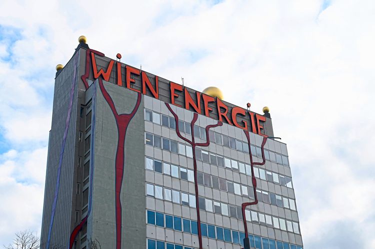 Das von Friedensreich Hundertwasser gestaltete Bürogebäude von Wien Energie nahe der Müllverbrennungsanlage auf der Spittelau in Wien.  
