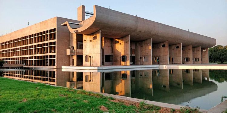 Le Corbusier plante die indische Stadt Chandigarh um 1950 auf dem Reißbrett.