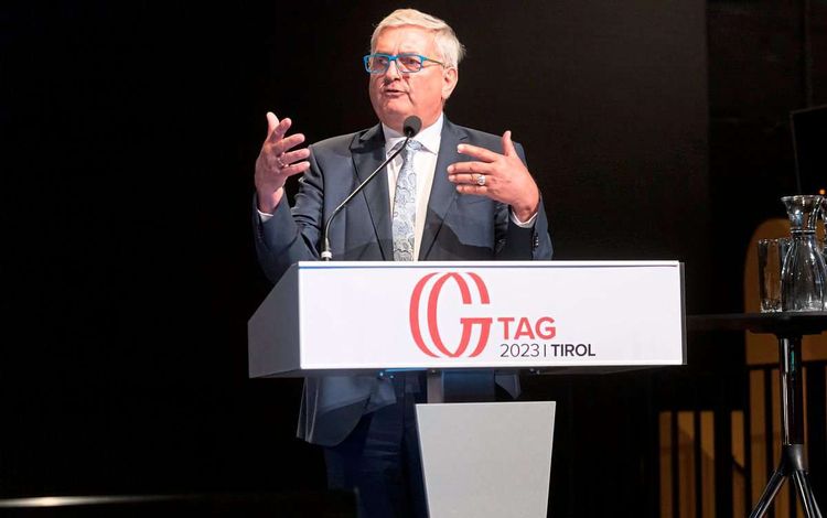 Grafenwörths Bürgermeister Alfred Riedl (ÖVP) steht an einem Rednerpult. 