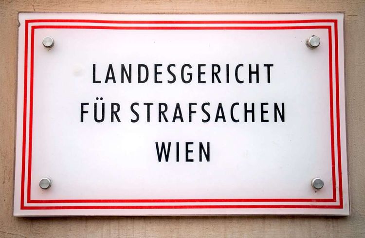 Schild mit der Aufschrift 'Landesgericht für Strafsachen Wien'.