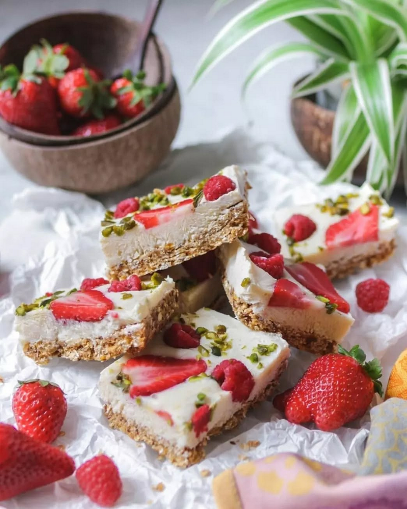 Kühles Dessert: Rezept für gefrorene Joghurt-Beeren-Schnitten