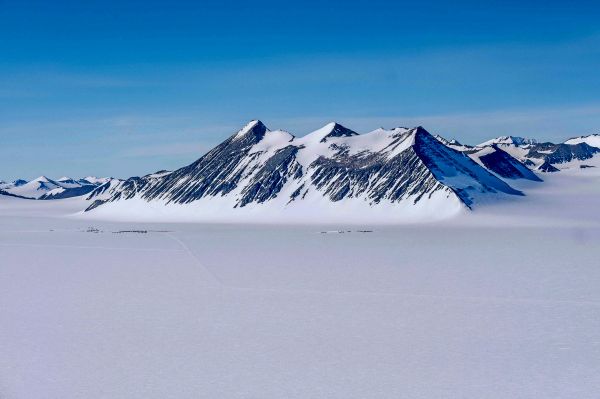 85-bisher-unbekannte-Seen-unter-dem-Eispanzer-der-Antarktis-entdeckt