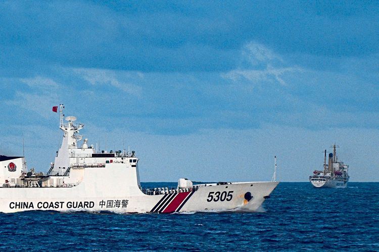 Die chinesische Küstenwache in unmittelbarer Nähe zu einem philippinischen Schiff