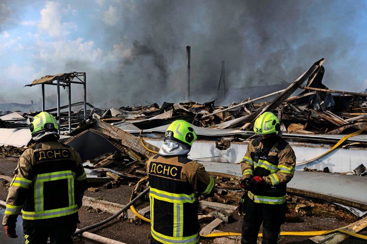 Feuerwehrleute vor Zerstörung in Kyjiw.