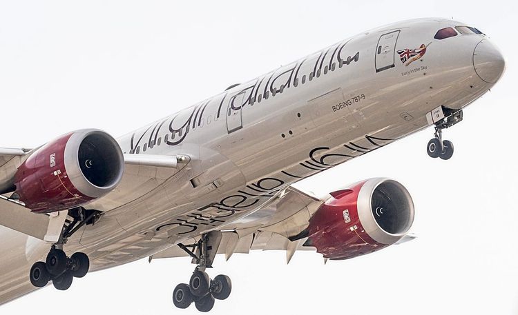Ein Flugzeug von Virgin Atlantic in der Luft