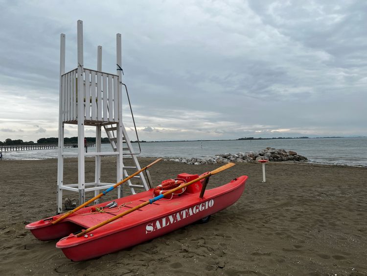 Rettungsboot am Doggy Beach in Lignano