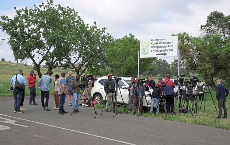 Journalisten warteten vor dem Gefängnis auf Oscar Pistorius.