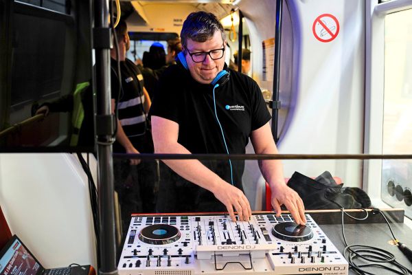 Wummernder-Bass-und-rollende-Disco-In-der-Party-Bim-zum-Song-Contest