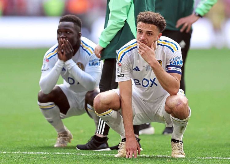 Zwei Leeds-Spieler kauern traurig am Boden.