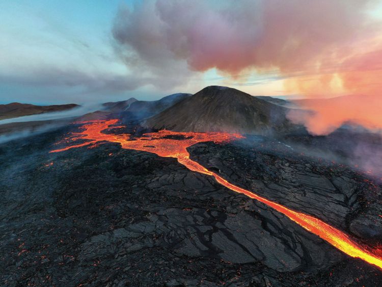 Glühende Lava um einen Vulkankegel