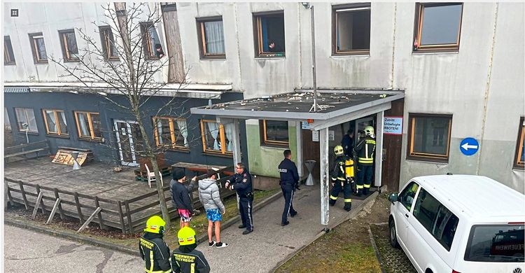 Feuerwehren in Steyregg beim CoHotel, Asylunterkunft der BBU