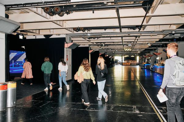 Eine-Tour-durchs-Song-Contest-Gel-nde-mit-Mini-Spoilern-und-r-tselhaftem-Feuer