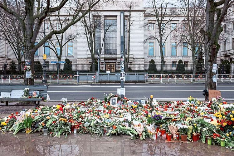 Vor der russischen Botschaft in Berlin  in der Straße Unter den Linden haben Menschen Blumen, Bilder und Briefe für Alexej Nawalny niedergelegt.
