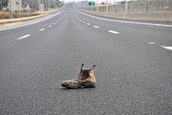 Woher-kommen-die-einzelnen-Schuhe-auf-der-Autobahn-