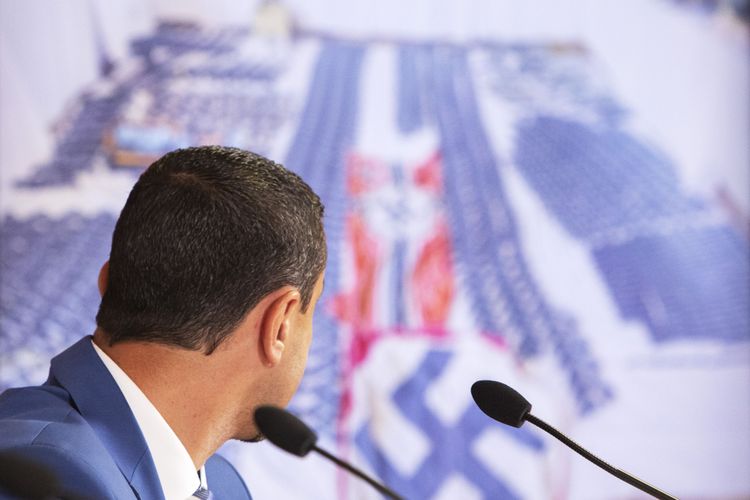 Haijawi-Pirchner blickt bei einer Pressekonferenz auf ein Foto eines Waffenfundes bei Rechtsextremen im Hintergrund
