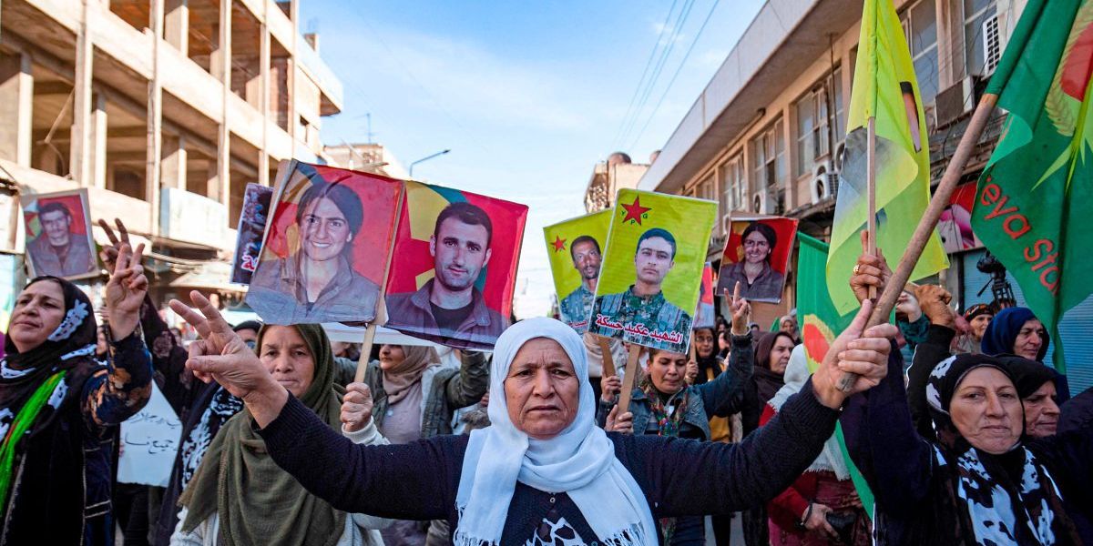 Tausende Kurden demonstrieren in Syrien gegen türkische Luftangriffe