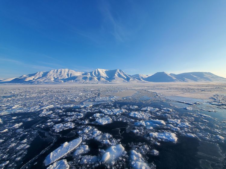 März 2024 in Spitzbergen: Endlich ist der Adventfjord zugefroren, es sind minus 30 Grad