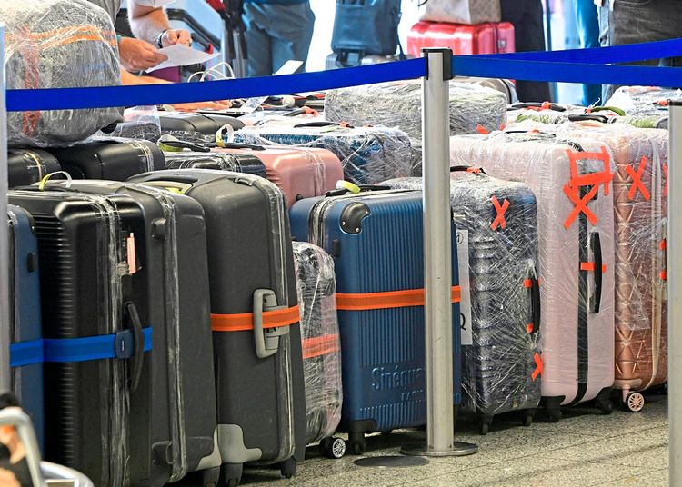 Koffer stehen am Flughafen - Reisechaos