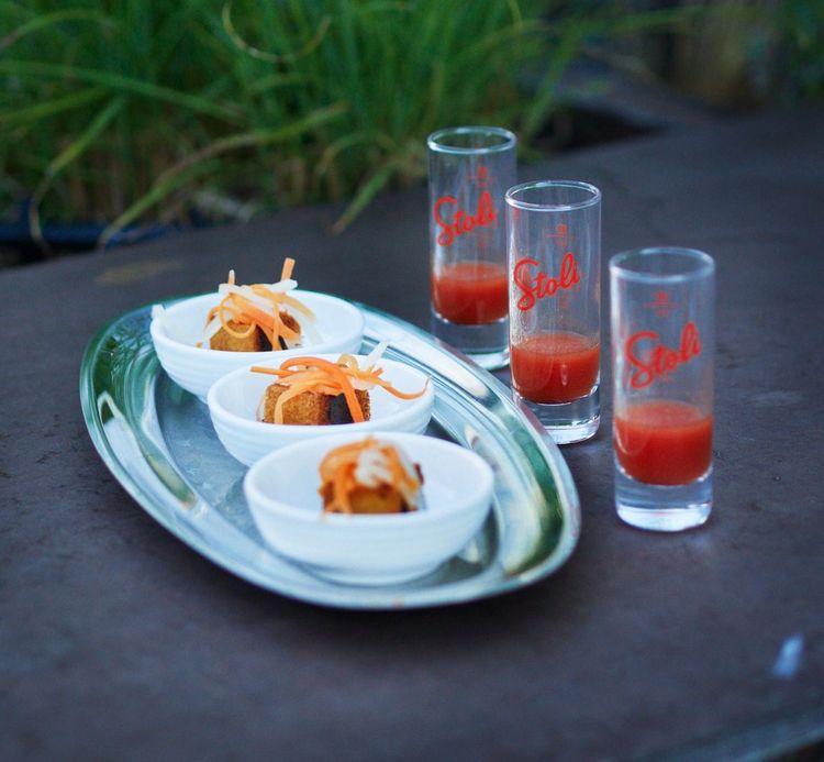 Pork & Liver Toast mit einem Shot Bloody Nam Prik Pla Mary
