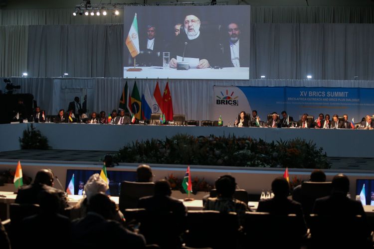 Sitzungssaal des Brics-Gipfels in Johannesburg, der iranische Präsident Ebrahim Raisi groß am Bildschirm.