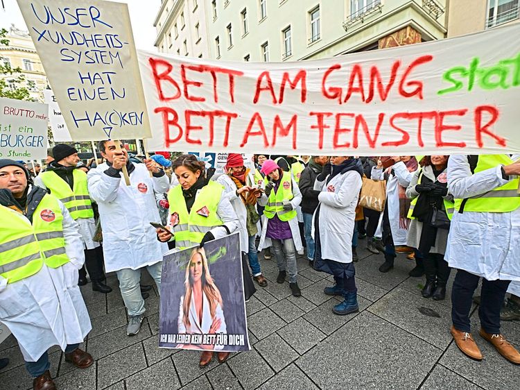 Protestmarsch Ärztekammer Treffpunkt  Neuen Markt Langos Trillerpfeifen weiße Kittel  Demonstrierende